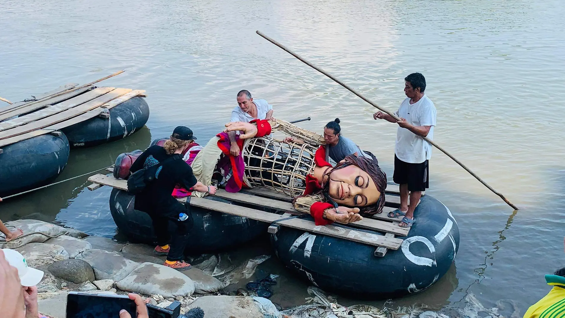 Amal en una balsa